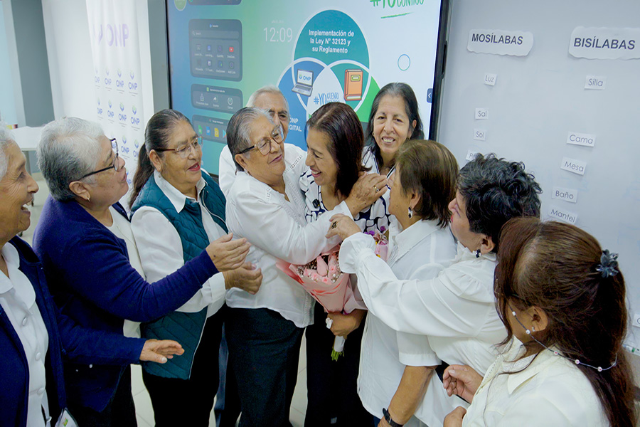 Nunca es tarde: adultos mayores agradecen a maestra que cambió sus vidas